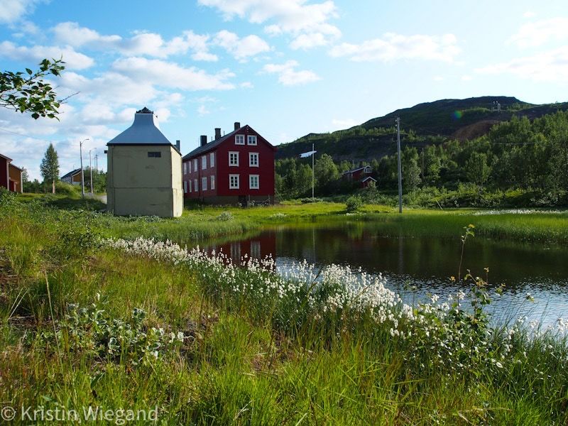 Bergmannes hus på Jakobsbakken er malt i sterke farger som gult og rødt