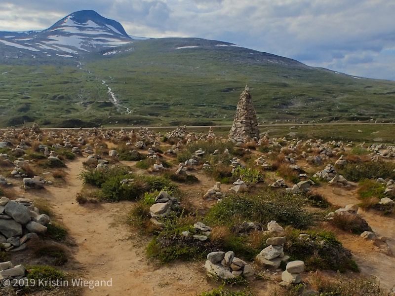 På Saltfjellet legger folk steiner i hauger for å vise at de har vært der. sommerbilde
