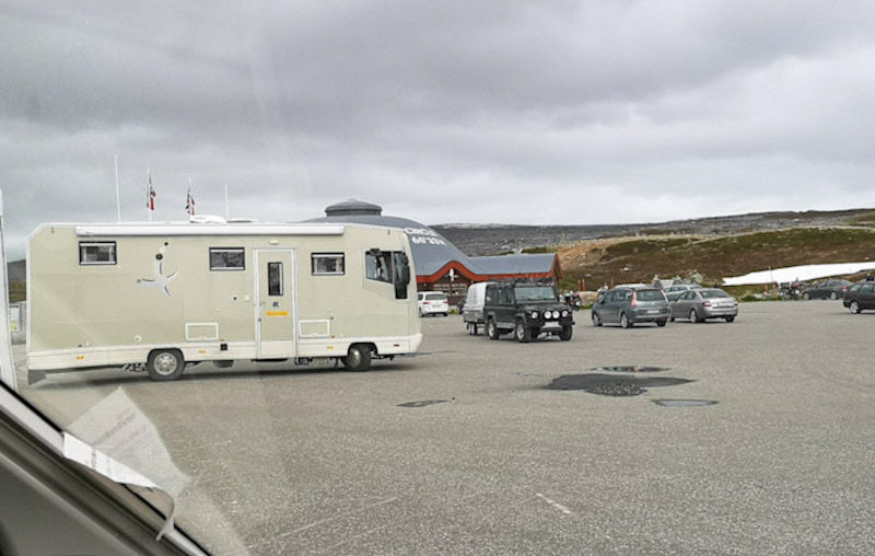 Bobil som ser ut som en container på 4 små hjul utenfor Polarsirkelsenteret på Saltfjellet