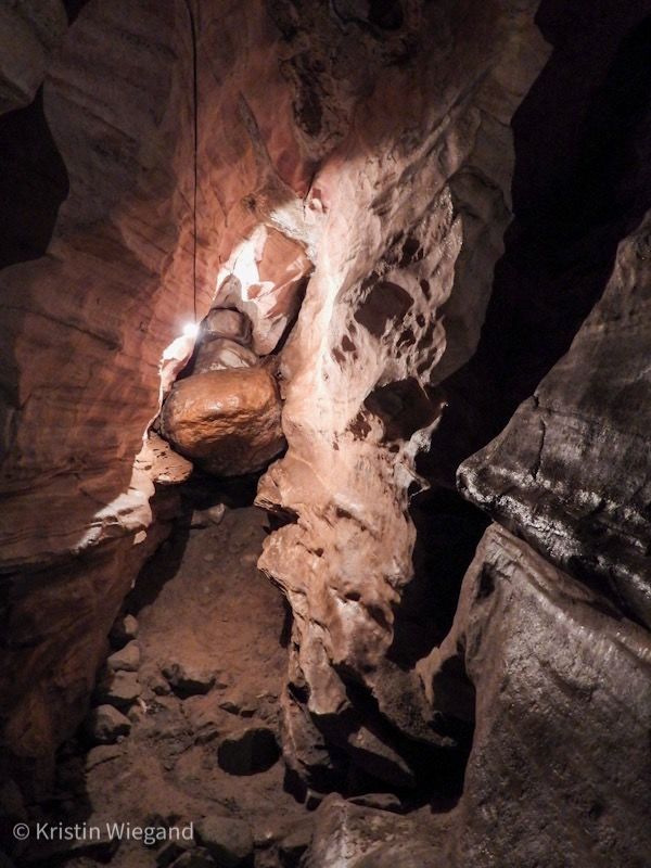Historien er at det ligger en stor stein av rosa marmor inne i grotta. ingen ve hvordan den er kommet dit, og det finnes ikke marmor ellers i området