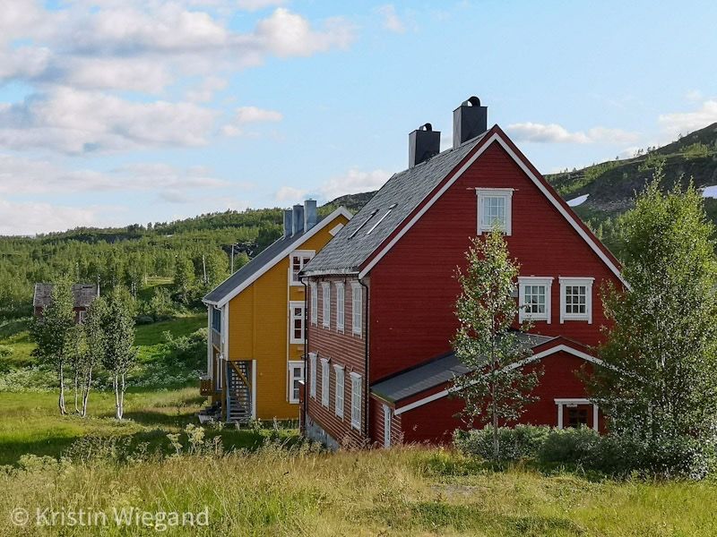 Bergmannes hus på Jakobsbakken er malt i sterke farger som gult og rødt