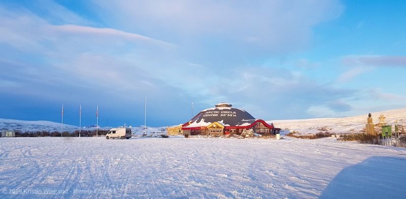 Polarsirkelsenteret på Saltfjelletmed bobilen min foran. Det er snø