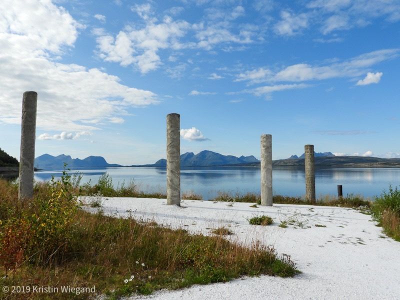 Utsikt mot Steigen med skulpturer av siv på rasteplassen på Forsan
